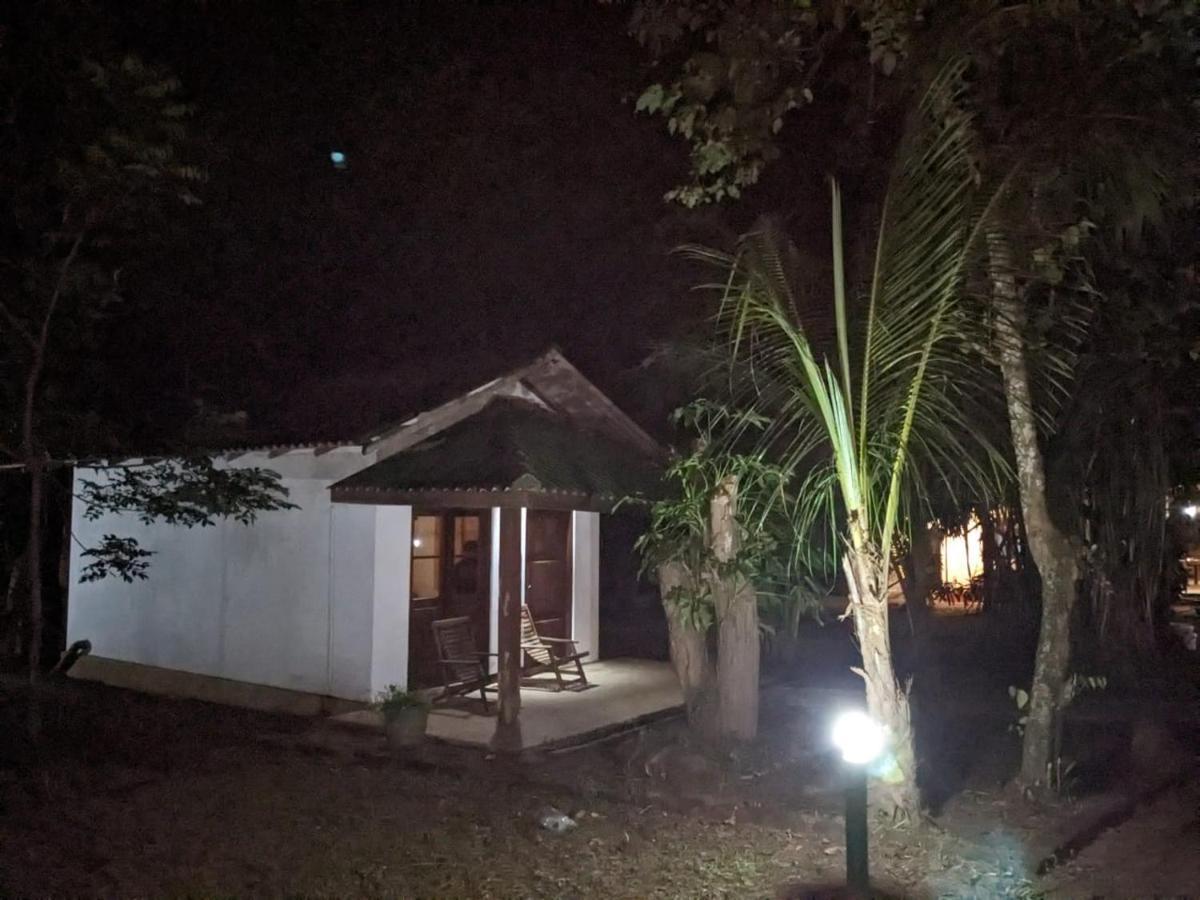 Silent Cabana And Restaurant Marakolliya, Тангале Екстериор снимка